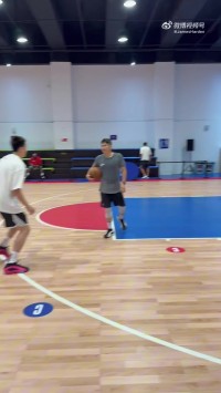 哈登晒与胡明轩共同训练视频：今天练得很好 小胡🏀